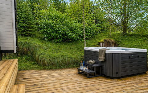 Sighfrith - 2Km from the Sea: Garden, Bathtub, Backyard, Yard, Landscaping, Jacuzzi, Deck, Garden Buildings, Plumbing Fixture