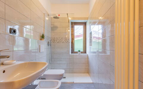 Antonio: Tap, Plumbing Fixture, Sink, Mirror, Bathroom, Bathroom Sink, Interior Design, Floor, Wood