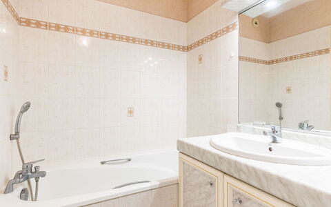 Les Sternes: Mirror, Tap, Plumbing Fixture, Property, White, Sink, Bathroom, Bathroom Cabinet, Building, Bathtub
