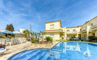 Empuriabrava 169: Sky, Cloud, Water, Plant, Swimming Pool, Building, Blue, Azure, Tree, House