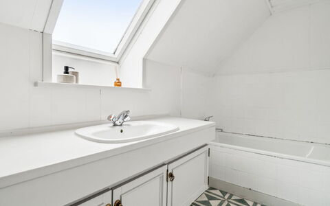 Sjard - 300M from the Sea: Plumbing Fixture, Flooring, Sink, Floor, Tap, Ceiling, Interior Design, Bathroom, Plumbing, Bathroom Cabinet