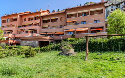 Bellano Lakeview Apartment: Plant, Building, Sky, Window, Land Lot, Tree, Urban Design, Neighbourhood, Grass, Residential Area