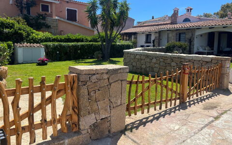 Damà: Garden, Stone Wall, Fence, Landscaping, Shade, Driveway, Home Fencing, Yard, Backyard, Gate