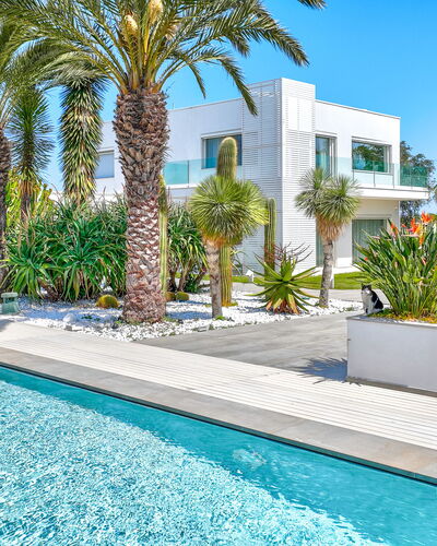 Villa Vinner: Water, Plant, Daytime, Property, Sky, Building, Azure, Tree, Swimming Pool, Window