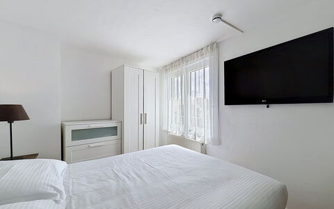 Centrally Located Key Point: Interior Design, Furniture, Bed, Bedroom, Floor, Room, Bed Sheet, Flooring, Bedding, Linens
