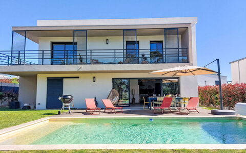Villa la Roquette sur Siagne: Residential Area, Home, House, Estate, Balcony, Villa, Shade, Swimming Pool, Resort, Landscaping