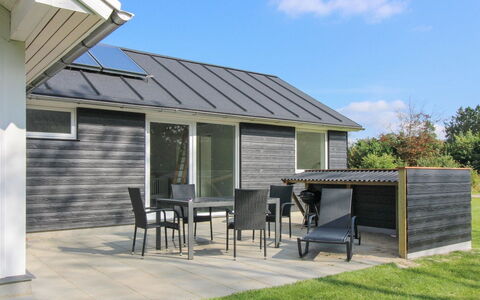 Sada - 12Km from the Sea: House, Home, Roof, Residential Area, Cottage, Estate, Farmhouse, Lawn, Landscaping, Siding