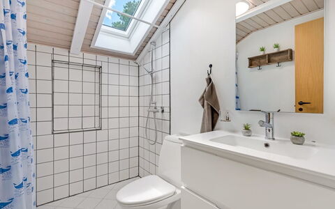 Annaline - 10Km from the Sea: Plumbing Fixture, Bathroom, Flooring, Floor, Interior Design, Ceiling, Sink, Plumbing, Tap, Tile