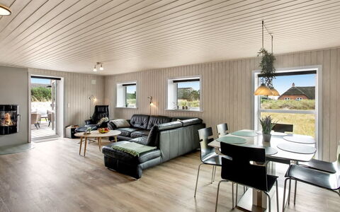 Dirtje - 200M from the Sea: Wood, Ceiling, Flooring, Interior Design, Floor, Wood Flooring, Hardwood, Living Room, Plank, Wood Stain