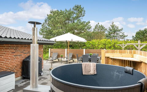 Dirtje - 200M from the Sea: Composite Material, Outdoor Furniture, Plumbing Fixture, Swimming Pool, Shade, Jacuzzi, Deck, Bathtub, Wood Stain