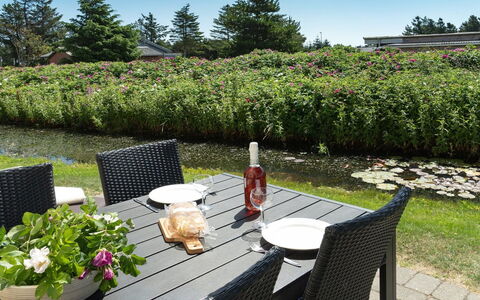 Moa - 800M from the Sea: Cottage, Shed, Hut, Farmhouse, Prairie, Shack, Barn, Log Cabin, Garden Buildings