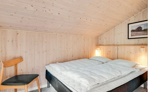 Eltje - 4Km from the Sea: Wood, Bedroom, Ceiling, Bed, Interior Design, Bed Sheet, Bedding, Bed Frame, Room, Hardwood