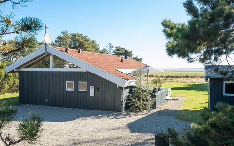 Eltje - 4Km from the Sea: House, Roof, Home, Cottage, Shed, Garden Buildings, Siding, Yard, Log Cabin, Hut
