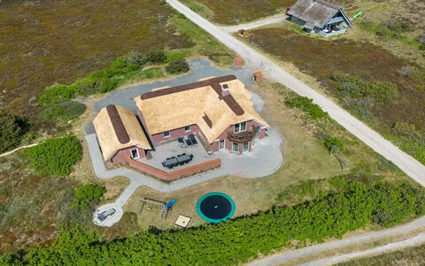 Stillan - 150M from the Sea: House, Home, Roof, Residential Area, Cottage, Estate, Farmhouse, Lawn, Landscaping, Siding