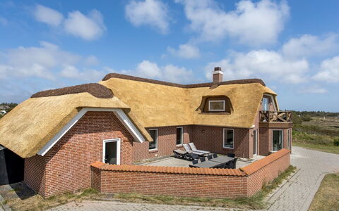 Stillan - 150M from the Sea: House, Home, Roof, Residential Area, Cottage, Estate, Farmhouse, Lawn, Landscaping, Siding