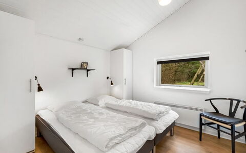 Famke - 1Km from the Sea: Freezing, Bedroom, Snow, Bed, Bed Frame, Bedding, Winter