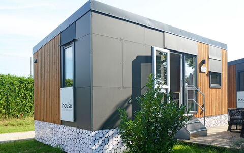 Beilngries 200: Plant, Sky, Shade, Building, Land Lot, Tree, Residential Area, Facade, Rectangle