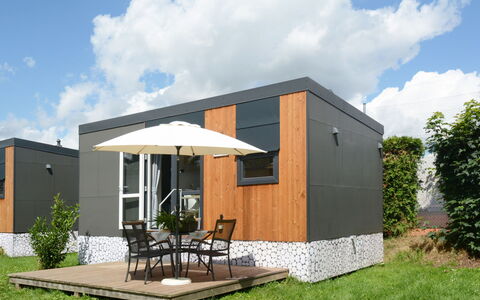 Beilngries 200: Cloud, Plant, Sky, Building, Shade, Land Lot, Cottage, Grass, Residential Area, Roof