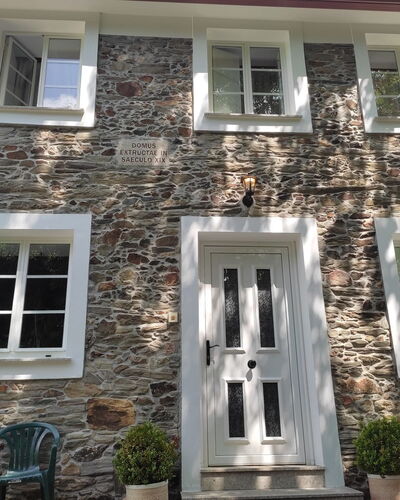 El Olivo: Plant, Building, Window, Property, Flowerpot, Wood, Architecture, House, Door