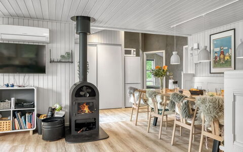 Juste - 1.7Km from the Sea: Wood, Flooring, Interior Design, Floor, Ceiling, Furniture, Wood Flooring, Home, Living Room, Chair
