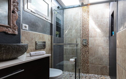 Maspalomas 1060: Bathroom, Plumbing Fixture, Interior Design, Wall, Flooring, Floor, Bathroom Cabinet, Tile, Toilet, Mirror