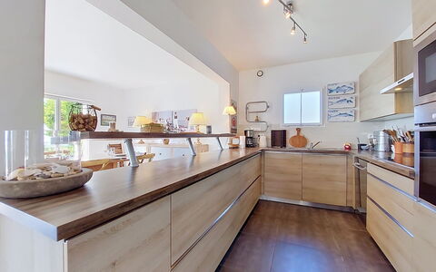 Ruilh Avel: Kitchen, Countertop, Furniture, Interior Design, Cabinetry, Flooring, Kitchen Appliance, Floor, Wood, Home