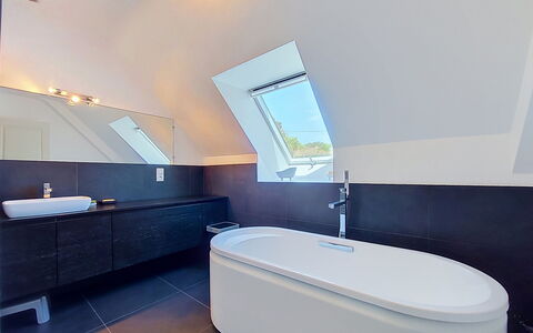 Ruilh Avel: Plumbing Fixture, Flooring, Bathroom, Tap, Interior Design, Sink, Floor, Plumbing, Bathtub, Ceiling