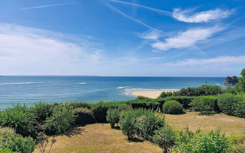 Ruilh Avel: Sky, Blue, Water, Green, Horizon, Vegetation, Natural Landscape, Shrub, Sea, Coastal And Oceanic Landforms