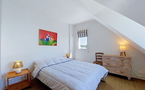 Ruilh Avel: Bed, Furniture, Interior Design, Bedroom, Wall, Floor, Flooring, Wood, Ceiling, Bedding