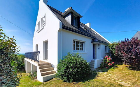 Ruilh Avel: Blue, Building, Window, House, Roof, Home, Cottage, Residential Area, Shrub, Human Settlement
