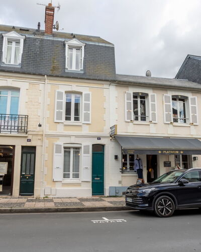 Gambetta: Window, Building, Road Surface, Town, Door, Facade, Architecture, Asphalt, Street, Sidewalk