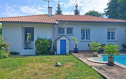 Mayne: Building, House, Window, Home, Residential Area, Roof, Shrub, Cottage, Door