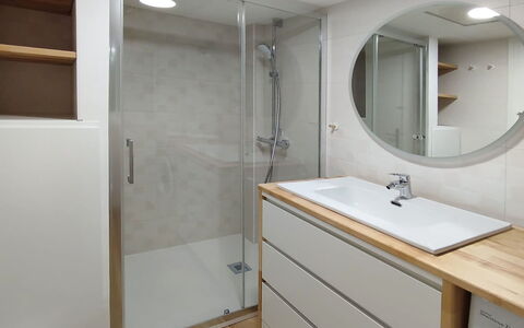 Onades: Bathroom Sink, Flooring, Plumbing Fixture, Floor, Bathroom Cabinet, Interior Design, Bathroom, Sink, Tap, Plumbing