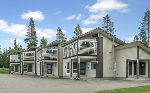 Vuokatinranta Suite 2 B: Siding, Driveway, Larch, Pine Family