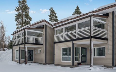 Vuokatinranta Suite 2 B: Siding, Home, Winter, Freezing, Cottage, Snow, Balcony, Porch, Sash Window