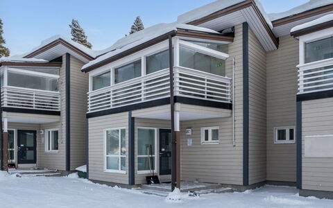 Vuokatinranta Suite 2 C: Grass, Home, Land Lot, Garden, Groundcover, Door, Siding, Farmhouse, Garden Buildings