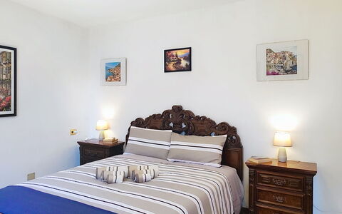 Casa sul Torrente: Furniture, Bed, Bedding, Interior Design, Bedroom, Bed Sheet, Wall, Room, Linens, Wood
