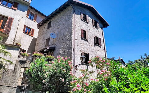 Casa sul Torrente: Building, Wall, Window, House, Residential Area, Facade, Neighbourhood, Home, Architecture, Town