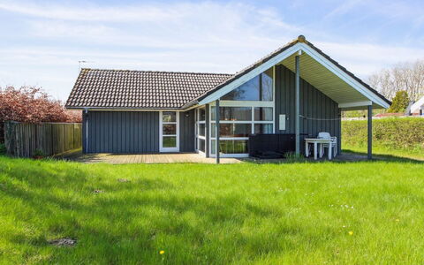 Carit - 80M from the Sea: Estate, Shade, Driveway, Farmhouse