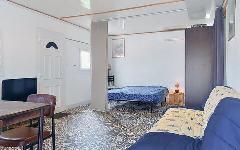 Les Lauriers Blancs: Flooring, Floor, Furniture, Interior Design, Room, Ceiling, Apartment, Bed, Bedroom, Wood Stain