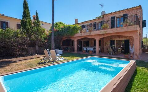 Gran Llombards: Water, Plant, Sky, Building, Property, Swimming Pool, Azure, Tree, Leisure, Window