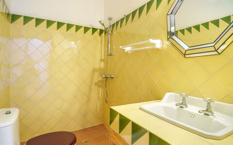 Gran Llombards: Mirror, Property, Plumbing Fixture, Bathroom Sink, Sink, Bathroom, Tap, Building, Toilet Seat, Interior Design
