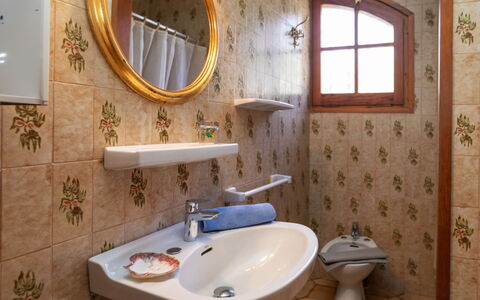 Les Oliveres: Mirror, Brown, Tap, Plumbing Fixture, Sink, Property, Photograph, Bathroom Sink, Window, Bathroom
