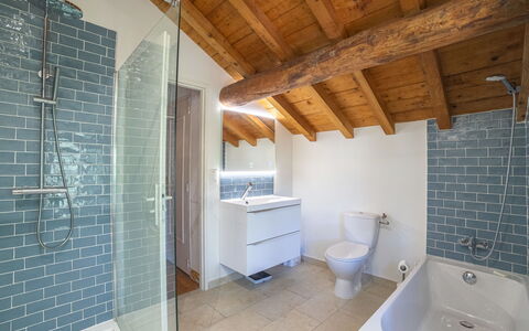Villa Jeamic: Plumbing Fixture, Building, Bathroom, Bathtub, Wood, Tap, Window, House, Sink, Flooring