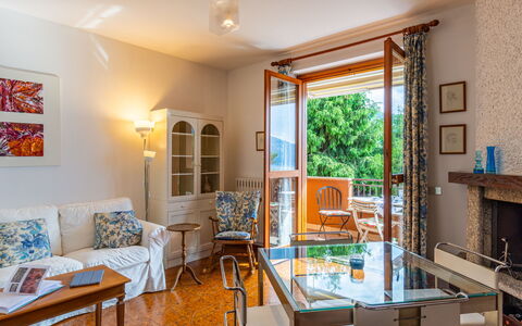La Casa del Musicista: Table, Furniture, Property, Couch, Azure, Chair, Wood, Interior Design, Window, Floor