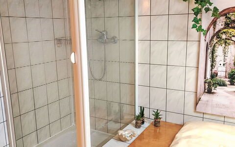 Casa Bella Terra: Plant, Window, Interior Design, Wood, Building, Plumbing Fixture, Rectangle, Houseplant, Flooring, Bathroom