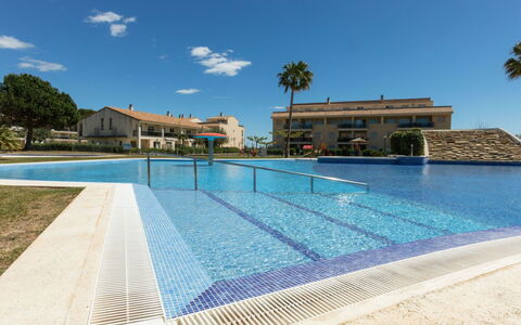Dama: Water, Sky, Cloud, Plant, Swimming Pool, Building, Azure, Tree, Shade, Rectangle
