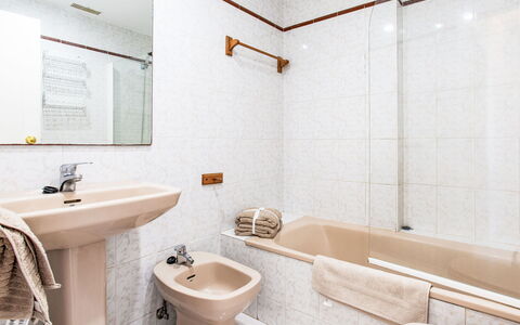 Los Almendros: Mirror, Plumbing Fixture, Tap, Sink, Property, Bathroom Sink, Bathtub, Bathroom, Purple, Interior Design