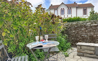 Le Cabestan 420.2: Door, Balcony, Chair, Outdoor Furniture, Yard, Driveway, Houseplant, Courtyard, Walkway, Flowerpot