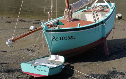 Maison Ker Anna: Water, Boat, Vehicle, Watercraft, Boats And Boating--Equipment And Supplies, Wood, Naval Architecture, Gas, Skiff, Water Transportation